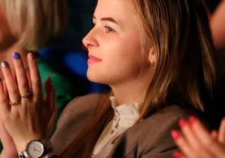 Personas aplaudiendo en un acto