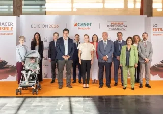 Grupo de participantes posa durante la entrega de los Premios Dependencia y Sociedad 2026 de Fundación Caser, frente al photocall del evento. En primer plano aparece una persona usuaria de silla adaptada, acompañada por representantes institucionales y entidades vinculadas al ámbito de la dependencia y la inclusión.