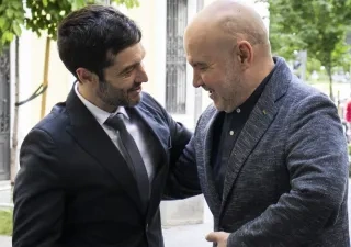 Pablo Bustinduy saludado afectuosamente a Luis Cayo Pérez en la puerta de la sede del CERMI 
