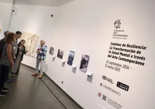 Foto de imágenes y visitantes en la exposición