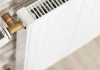 Persona junto a un radiador | Foto de 123RF/andreypopov