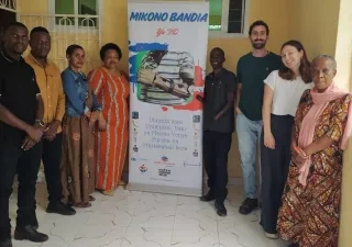 Equipo de la ONG junto a personal de Tanzania