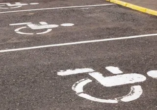 Plazas de aparcamiento para personas con discapacidad