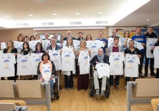 Médicos, pacientes y autoridades durante la presentación de la prueba popular solidaria Foto de CSCLM