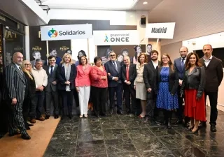 Foto de familia de los galardonados con los premios Solidarios Grupo Social ONCE Madrid 2025, junto a autoridades y responsables de Grupo 