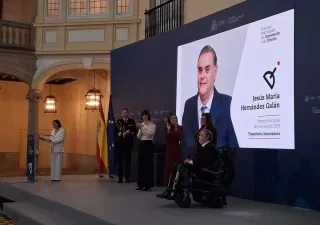Jesús Hernández, Premio Nacional de Innovación 2024, junto a la Reina | Foto de Servimedia