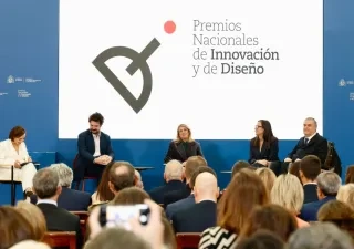 Jesús Hernández, primero por la derecha, junto a otros premiados | Foto de Casa del Rey