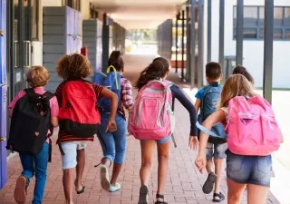 Varios alumnos se dirigen a clase