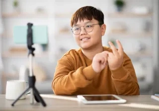 Un alumno estudiando con su tableta digital y el apoyo de un smartphone