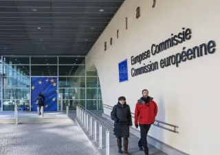 Dos personas salen del edificio de la Comisión Europea en Bruselas (Bélgica) 