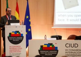 Joao Costa hablando en un atril