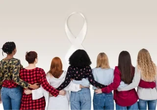 Varias mujeres están de espaldas y con sus brazos entrelazados