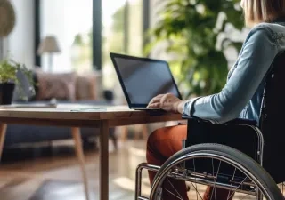 persona en silla de ruedas con su portatil