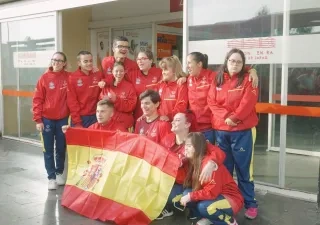 Foto de familia del elenco de ‘Olímpicas'. Destino Berlín’