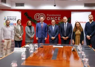 Foto de firmantes y acompañantes