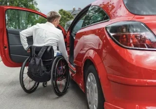 Un joven en silla de ruedas accede a su coche