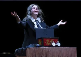 Mágica Gilly con síndrome de Down durante su espectáculo