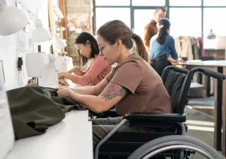 Dos mujeres trabajan en costura de patrones en un centro especial de empleo