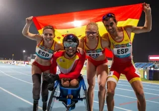 Foto de familia de los deportistas paralímpicos españoles
