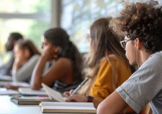 Un grupo de estudiantes atiende explicaciones en un aula inclusiva 