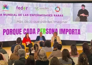 diversas personas en el acto de feder