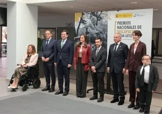 La Reina junto al ministro de Derechos Sociales el pasado 3 de diciembre en la entrega de los anteriores premios