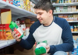 Un hombre comprando en el supermercado 