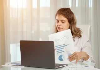 Mujer con discapacidad intelectual leyendo un libro