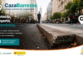 Cartel de la campaña #CazaBarreras de Cocemfe para la Semana Europea de la Movilidad. La imagen muestra un bordillo elevado en una calle urbana como ejemplo de barrera de accesibilidad. Sobre la fotografía aparece el mensaje: “Detecta. Reporta. Transforma.”, junto a una invitación para identificar y registrar obstáculos que limitan la movilidad mediante la aplicación AccesibilidApp. El diseño incluye iconos de geolocalización y los logotipos de Cocemfe y entidades colaboradoras.