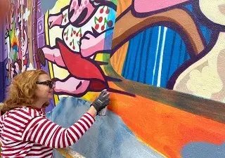 La artista valenciana Barbiturikills pintando el mural urbano “Siempre en nuestra memoria” (Fuente: AFAV)