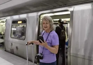 Una persona mayor preparada para coger un tren (Fuente: Adif)
