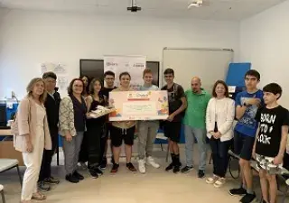 El equipo ganador del consurso ‘X Talento Challenge’, con su coordinador y su prototipo de dispensador de fármacos (Fuente: Álvaro Fueyo, coordinador del equipo ganador)