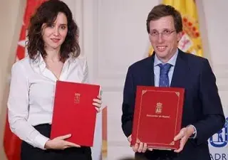 Momento de la firma del convenio entre el Ayuntamiento y la Comunidad de Madrid, con Isabel Díaz Ayuso y José Luis Martínez-Almeida (Fuente: Comunidad de Madrid)