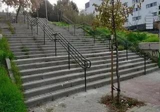 Barandillas en unas escaleras en la vía pública (Fuente: Ayuntamiento de Madrid)