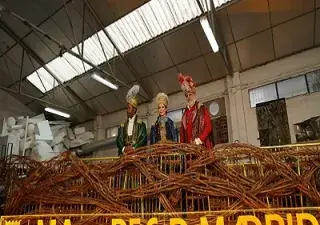 Los Reyes Magos con mujer de la organización de la Cabalgata (Fuente: Ayuntamiento de Madrid)