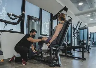 Uno de los profesionales de Rehab Gym trabajando en una de las sesiones con una de las usuarias de este gimnasio de alto rendimiento en España (Fuente: Rehab Gym)