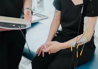 Una paciente tratándose con estimulación eléctrica funcional (Fuente: CEN)