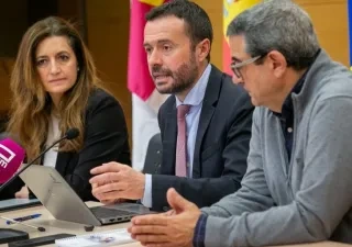 representantes del Gobierno de Castilla-La Mancha junto a la directora de ILUNION Accesibilidad en la rueda de prensa de presentación del evento
