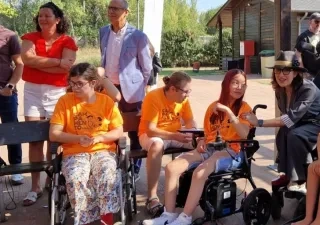 Personas participantes del campus con las camisetas naranjas de la asociación
