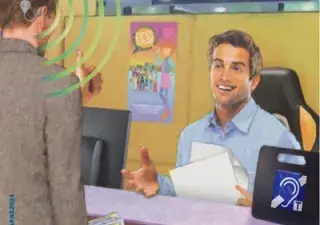 Banner de la Campaña de la Renta para personas con discapacidad auditiva, donde una persona con implante coclear se acerca a una ventanilla de la Agencia Tributaria (Fuente: FIAPAS)