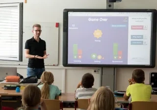 Profesor en una clase enseñando a niños con una pizarra digital