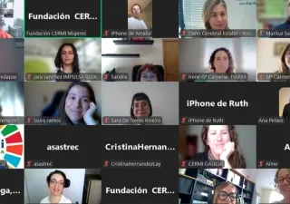 Una captura de pantalla de una reunión virtual en videollamada en el que se ven a 25 personas
