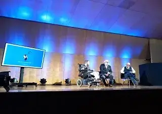 Momento de la presentación del curso online y tres guías básicas gratuitas de accesibilidad digital universal de DicaTIC