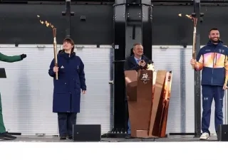 Ceremonia de apertura de los anteriores juegos con 2 personas portando las antorchas paralímpicas