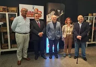 Momento de la inauguración de la exposición ‘Toca la radio’ con todos los asistentes (Foto: Grupo Social ONCE)
