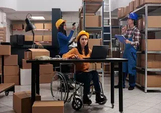 Un centro especial de empleo, con una trabajadora en silla de ruedas (Fuente: Servimedia)