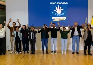 personas en un evento con las manos levantadas