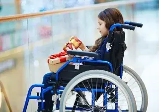 Una niña en silla de ruedas (Fuente: Servimedia)