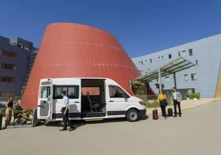 Fotografía del vehículo Crafter People PMR con varias personas alrededor observándolo.