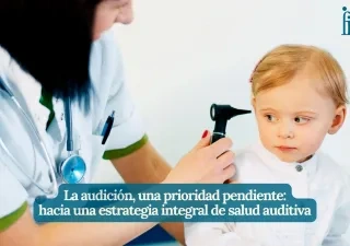 doctora con un niño revisando la audición